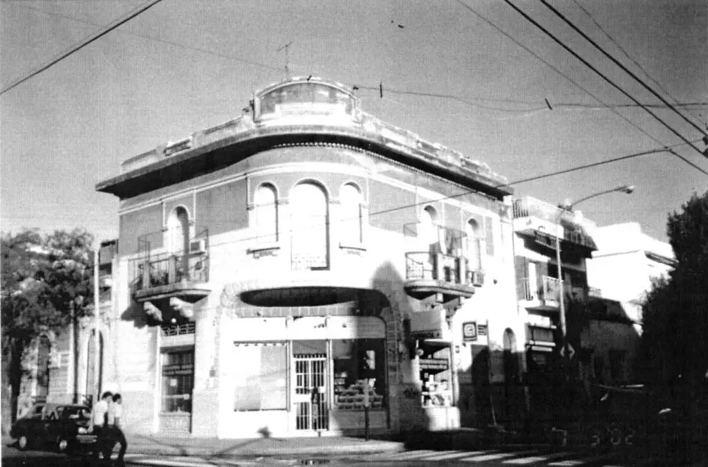 La arquitectura antiacadémica en Buenos Aires. Dos obras de Virgilio Colombo en el barrio de Flores