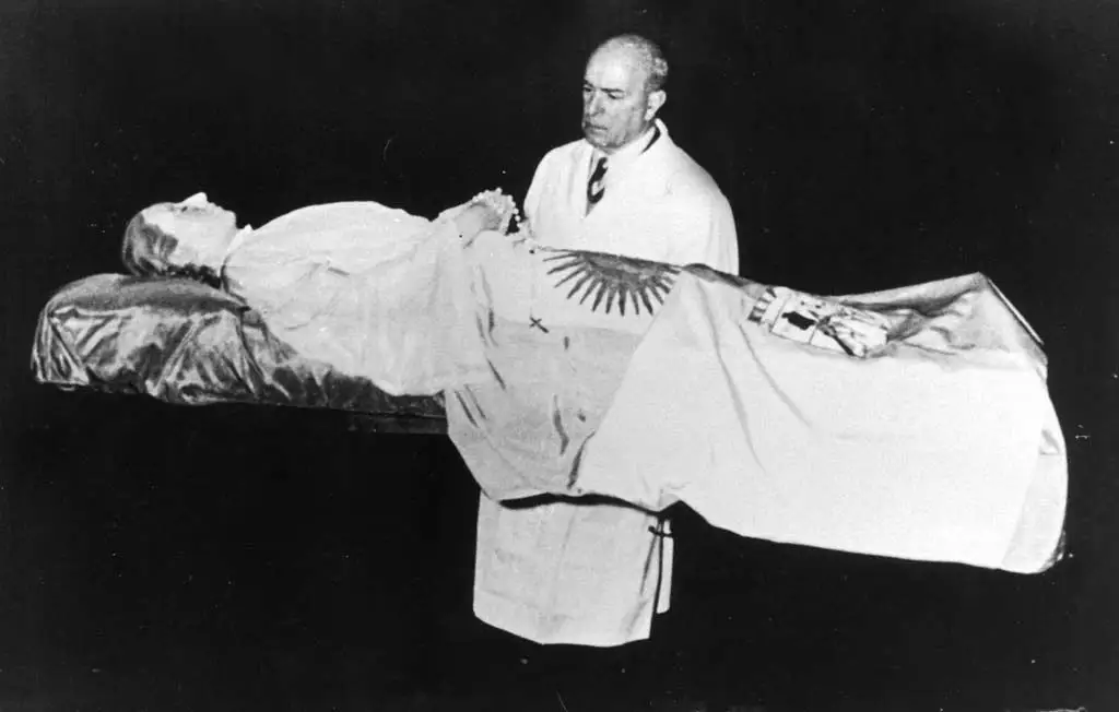 La muerte a cinco columnas - Fotografía mortuoria de personajes públicos en el Río de la Plata