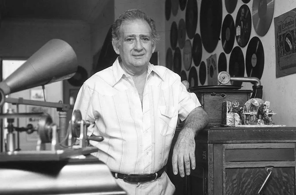 Héctor Lucci. Entre fonógrafos, gramófonos, cilindros, faroles y discos de pasta
