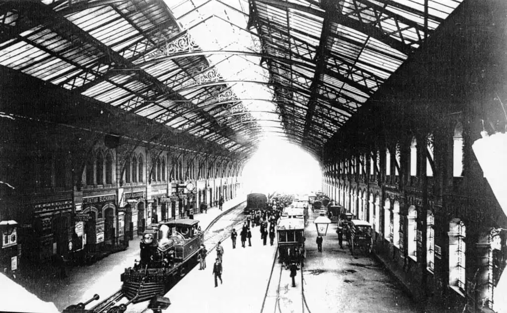 Sobre vías y con troley. Estación Lima