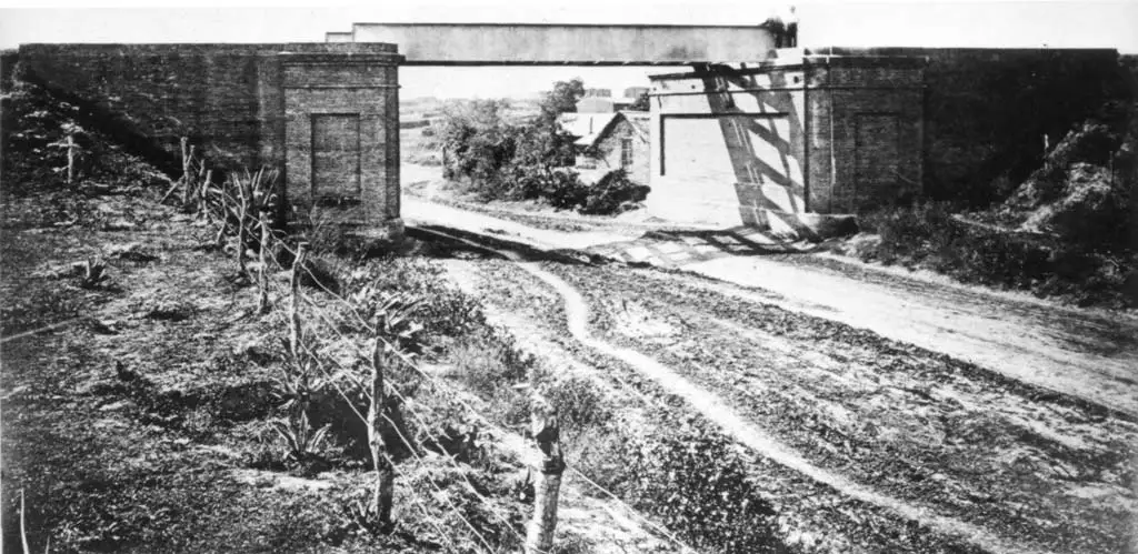 Un tren entre las basuras y el vaciadero