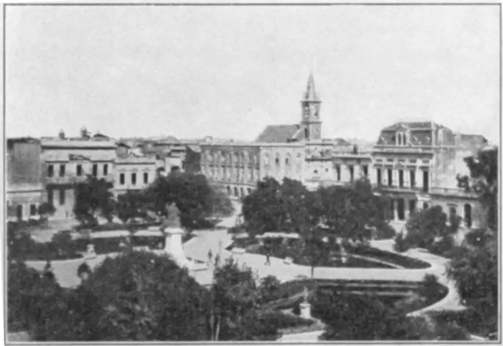 Plaza Libertad, bastión gubernamental durante la Revolución del Noventa
