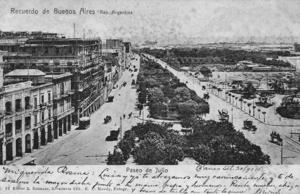 El Paseo de Julio por la noche.