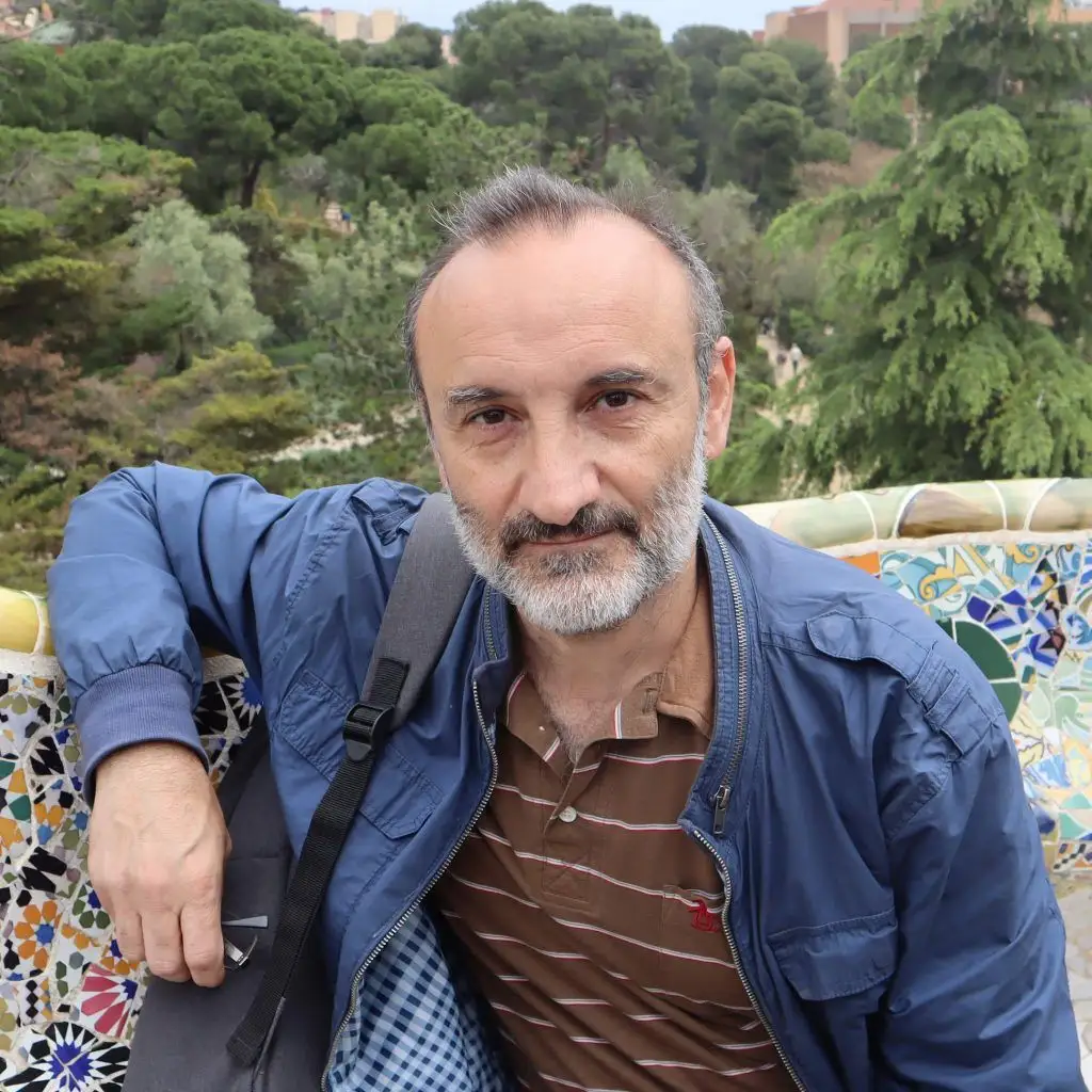 Me recibí de diseñador gráfico en la UBA, en las primeras camadas. Rapidamente me volqué al diseño editorial concluyendo como director de arte y producción en Editorial Bonum. Quedé seleccionado en una muestra de diseñadores jóvenes en el ICI - Centro Cultural de España en Bs. As., lo que me abrió las puertas al trabajo editorial que canalicé a través de Iniciativa Editorial. Di clases en la Universidad de Palermo. La hiperinflación me mudó a la publicidad donde hice dirección de arte y creativa en un par de agencias para luego fundar Iniciativa Publicidad en 1992. La fotografía siempre complementó mi actividad, y la creciente demanda de material turístico generó un relevamiento con más de 10000 fotos del país que dejó como resultado ImágenesArgentinas, un banco de imágenes. En el 2005 junto a Ulises Rosell fundamos Fortunato Films, productora de cine y tv. La suma de todas mis pasiones confluyen en un proyecto que empezó a tomar forma a fines de los '90: Asociación Civil Rumbo Sur. Legalmente constituida en el 2001, se dedicada a la investigación, registro y difusión de nuestro patrimonio cultural y social.