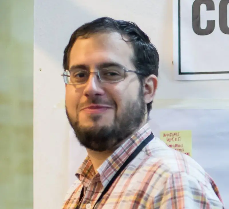 Mauricio Genta es bibliotecario graduado de la Escuela Nacional de Bibliotecarios, y actual estudiante de la carrera de Museología en la Escuela Nacional de Museología. Anteriormente a su carrera como bibliotecario, comenzó la carrera de Ing. en Sistemas, y realizó diversas certificaciones en informática. Desde 2015 está a cargo del Proyecto de Digitalización de Wikimedia Argentina.