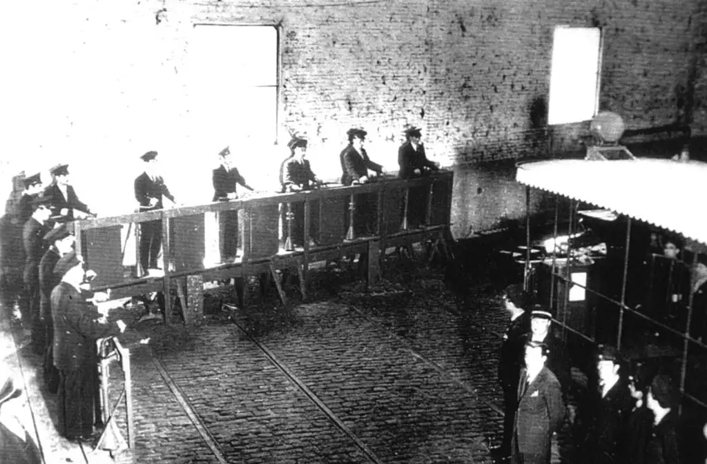 Sobre vías y con troley: Escuela de conductores