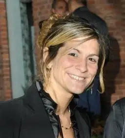 Cecilia Olza actualmente está finalizando la Carrera de Licenciatura en Gestión Cultural en la UNDAV. Recibida de la carrera de Dirección de cine y televisión en el CIEVYC.
Tiene un interés profundo sobre las organizaciones sociales del tercer sector, desde modos de gestión hasta la historia oral de sus participantes.
Realizó diversos trabajó como productora de contenidos sobre esta temática.