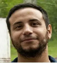 Soy Santiago Gómez, vivo desde que nací en Almagro. Amo la gente de mi ciudad -viva o no en sus límites-. Y como todas y todos tenemos una historia que contar, también me encantan conocerlas, protegerlas y difundirlas.
Me recibí de bibliotecario hace unos meses y colaboro tanto en el Archivo Histórico Enrique Puccia-Asociación Fraga como en la Junta de Estudios Históricos de Barracas, barrio que por conocerlo, me cautivó por sus luchas presentes y pasadas.
Agradezco también ser colaborador de la Junta Central de Estudios Históricos de la Ciudad de Buenos Aires.
Por fuera de lo profesional/académico, formo parte del grupo de Teatro Comunitario Sin Telón de los barrios de Almagro y Abasto, me considero curioso antes que bibliófilo, me fascina la música -toco el bajo- y los momentos con amigas/os y la familia.
Abrazos a quienes se tomaron el tiempo de leer estas palabras. Disfrutemos de esta muy buena y necesaria web que permite que nos encontremos con historias que muchos ya contaron.