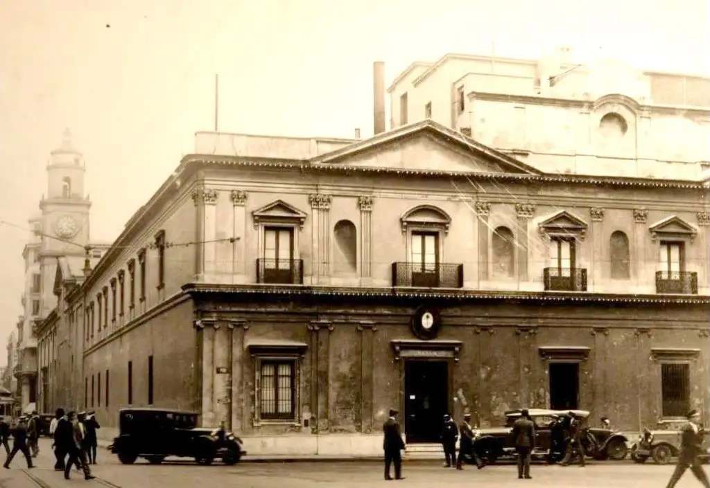 Las instituciones que albergó la Manzana de las Luces